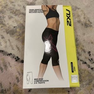 NEW in Box 2XU Women's Mid-Rise Compression 3/4 Tights, Black/CRK, Size Small